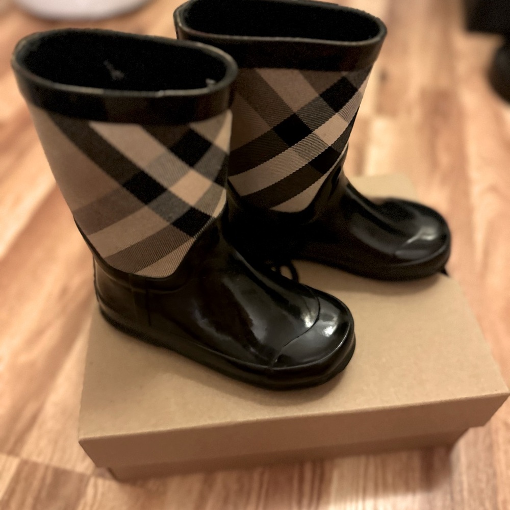 Kid Burberry Rainboot size (26 Europe) or 9.5 US